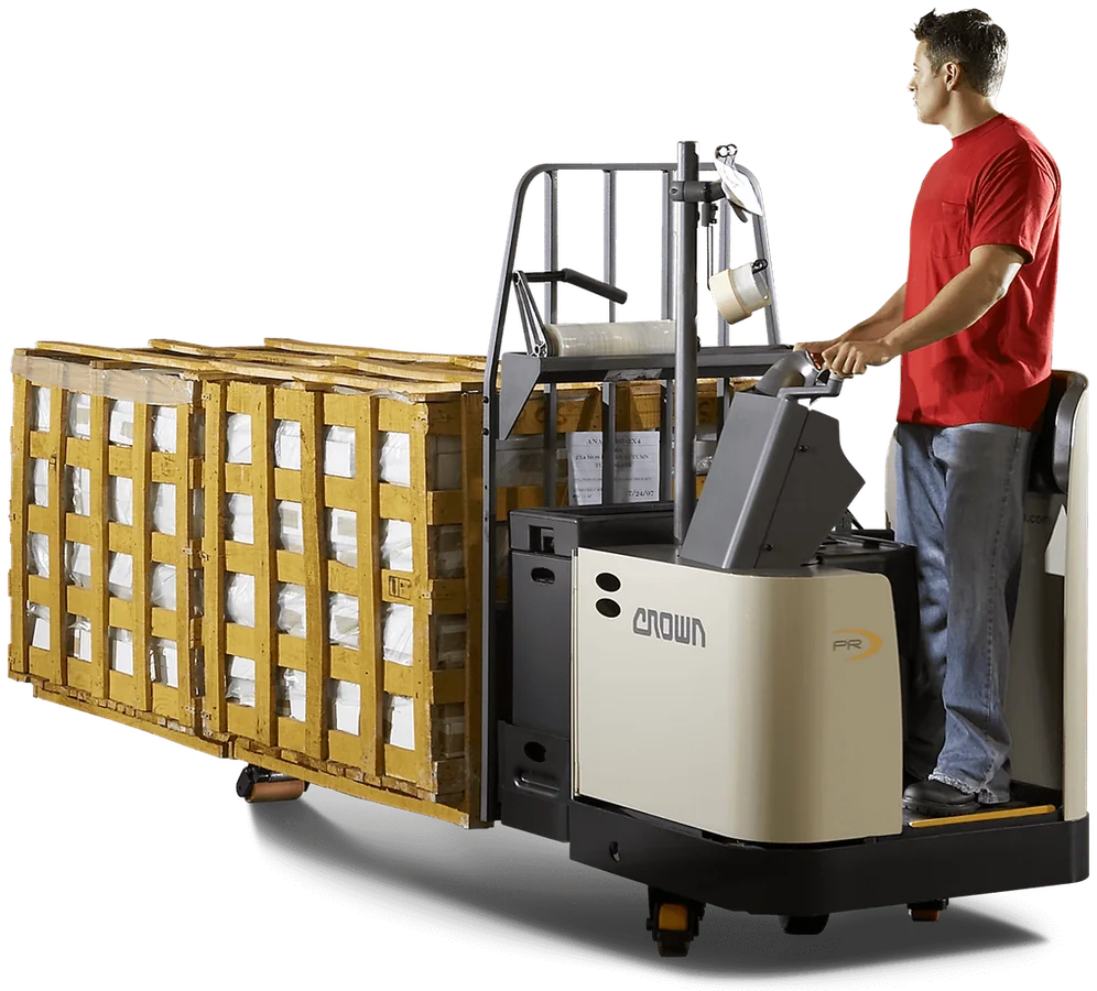 Transpaleta Crown PR 4500 de hombre parado transportando dos pallets