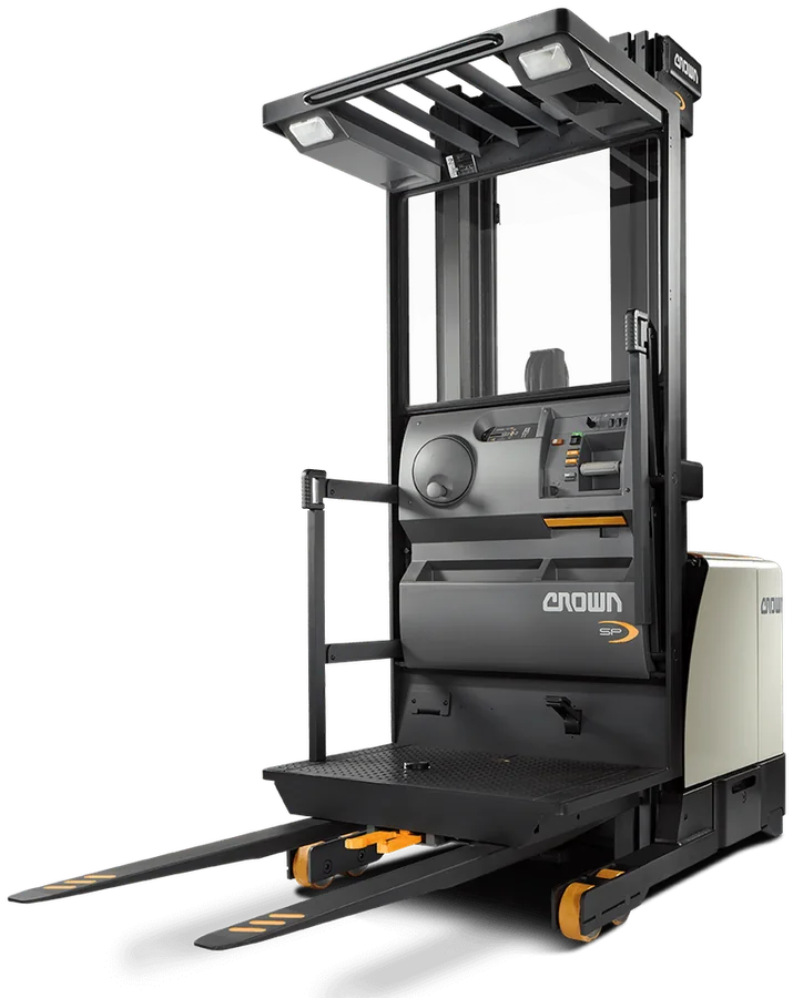 Recogepedidos Crown SP 4000 con plataforma de operador elevada frente a un rack