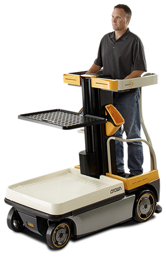 Crown WAV 60, vehículo de asistencia al trabajo con operador sobre la plataforma elevada